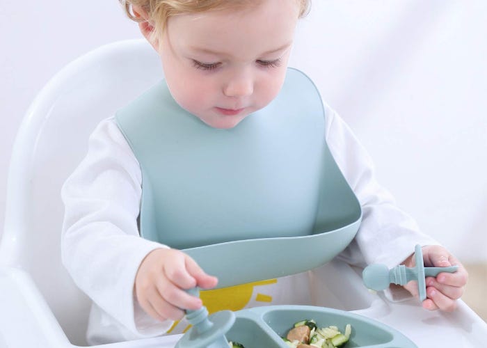 Les meilleurs bavoirs pour bébé pour contenir les dégâts au moment des repas