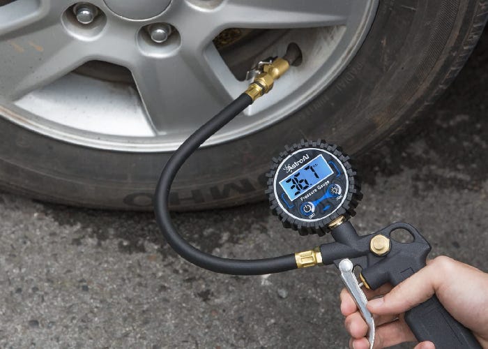 Les meilleurs manomètres pour pneus à garder dans votre voiture ou votre garage