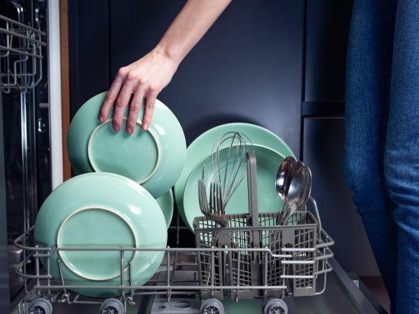 Pourquoi vous ne devriez pas rincer votre vaisselle avant le lave-vaisselle