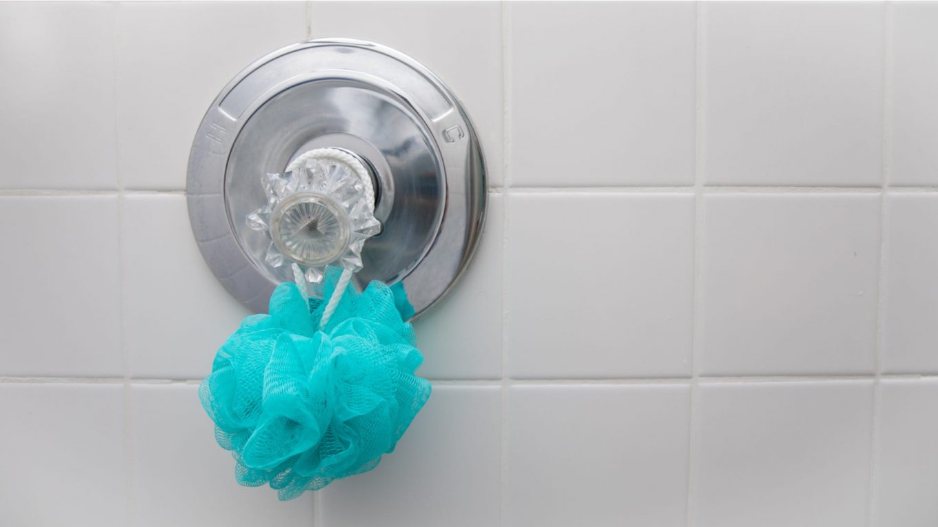 Ce hack fait sortir la moisissure embêtante de votre coulis de douche