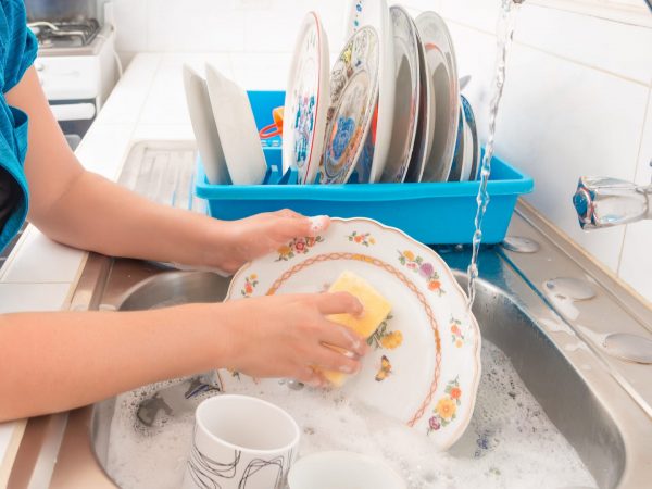 Cet article de votre armoire à pharmacie est le secret pour nettoyer la vaisselle