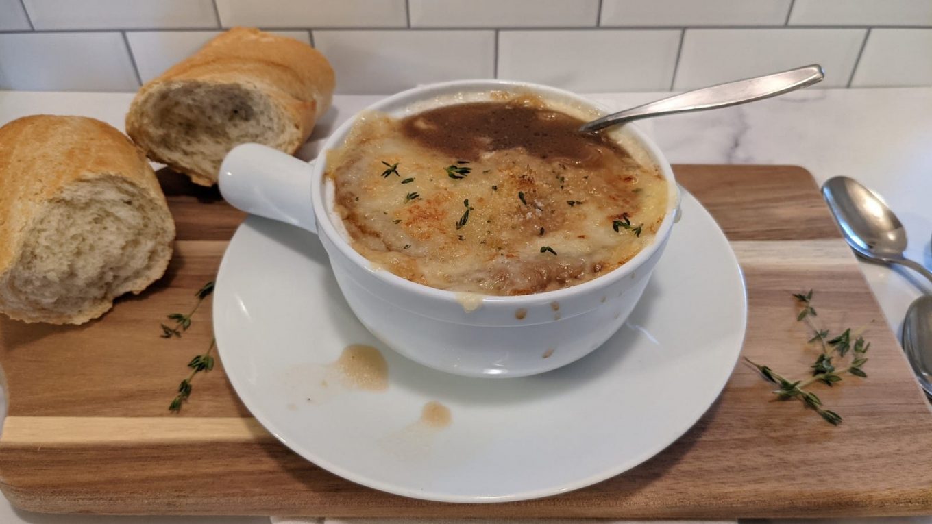 Comment caraméliser des oignons et faire une soupe à l'oignon française