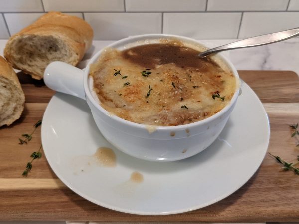 Comment caraméliser des oignons et faire une soupe à l'oignon française