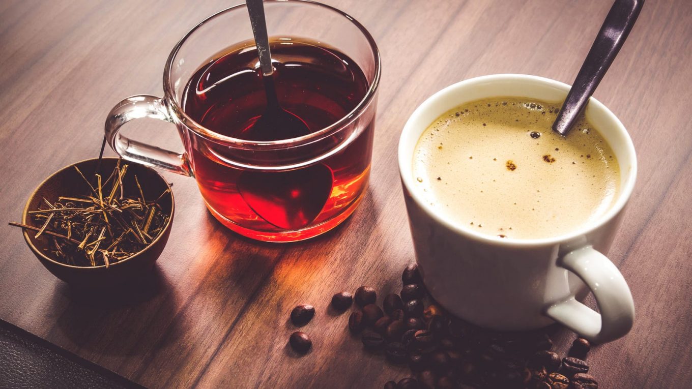 Lequel contient le plus de caféine, de café ou de thé ?
