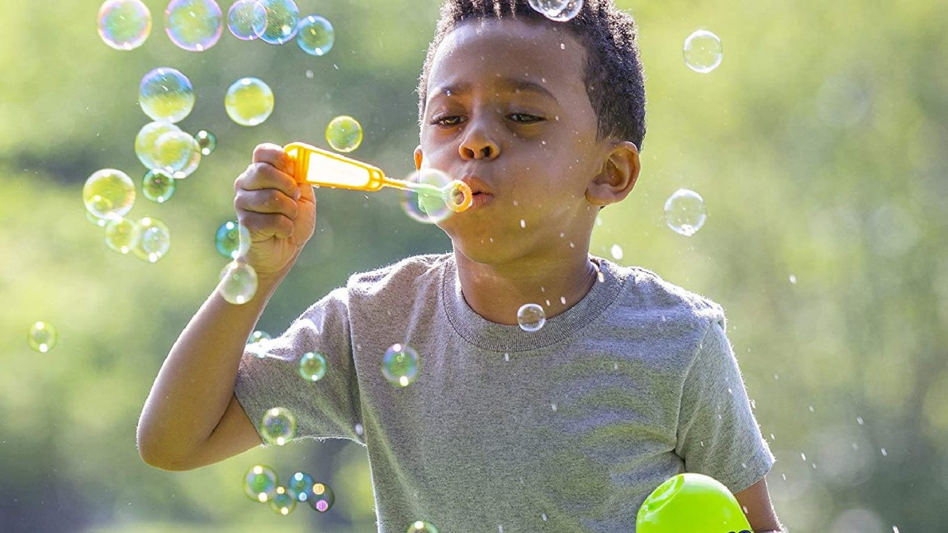 Les meilleures baguettes à bulles pour s'amuser en plein air