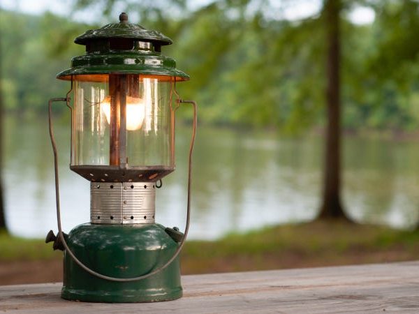 Les meilleures lanternes à combustible pour vos aventures en plein air