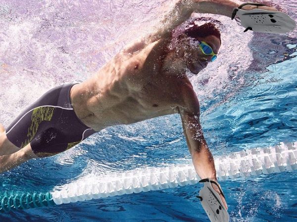 Les meilleurs gants de natation pour des sports nautiques améliorés
