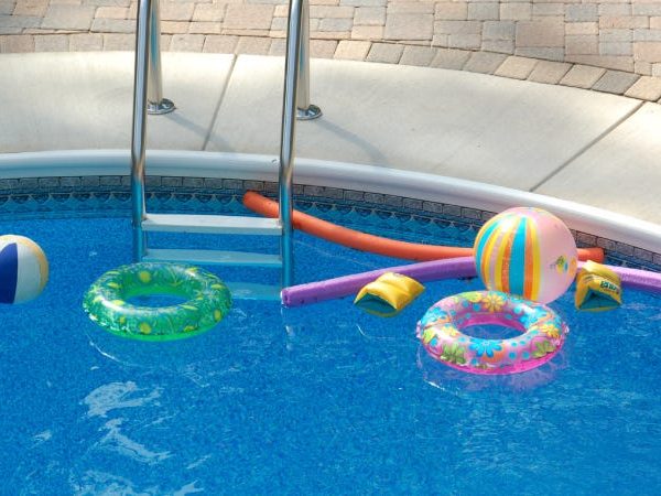 Les meilleurs jouets pour passer du temps dans la piscine