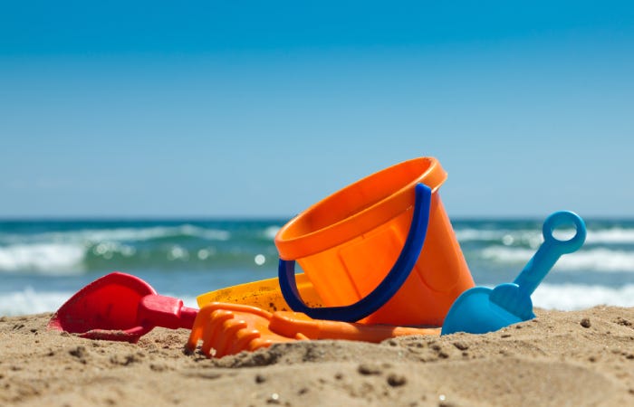 Les meilleurs jouets que vous pouvez emballer pour une journée à la plage