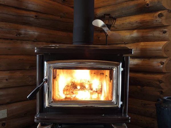 Les meilleurs ventilateurs de poêle à bois pour redistribuer la chaleur