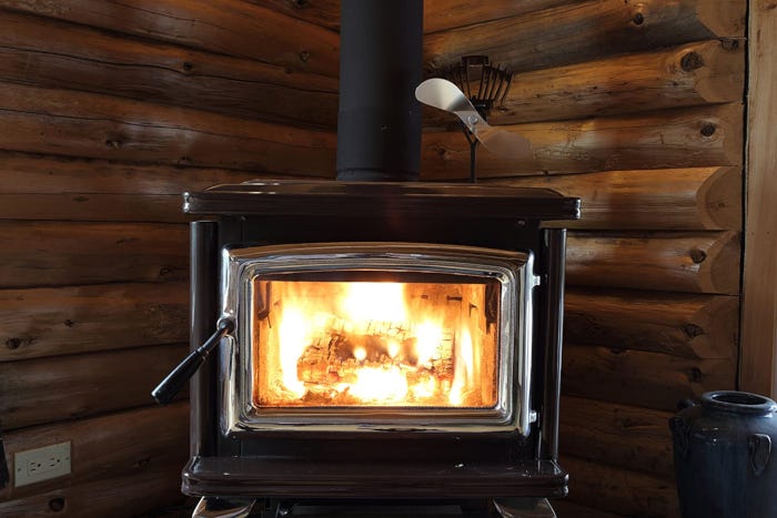 Les meilleurs ventilateurs de poêle à bois pour redistribuer la chaleur