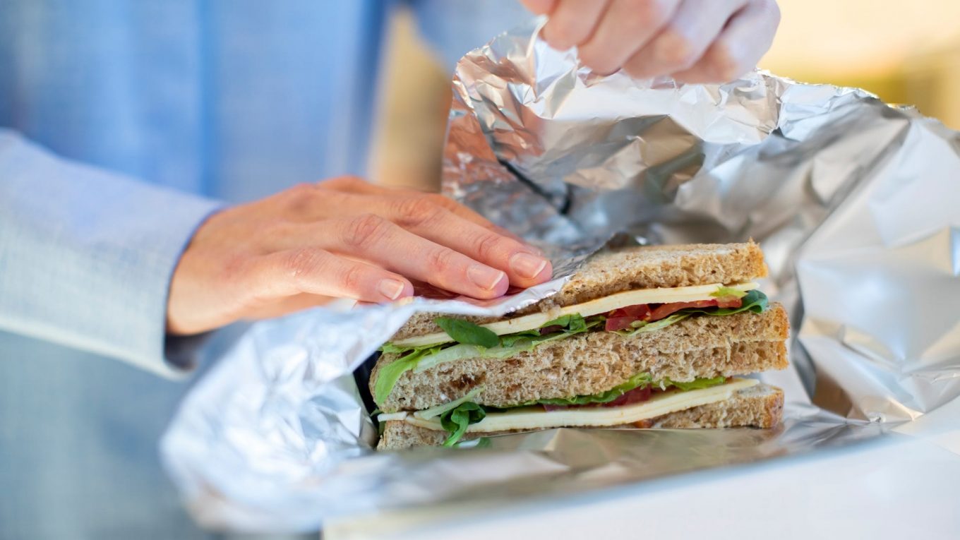 Pourquoi vous ne devriez pas utiliser de papier d'aluminium pour conserver les aliments