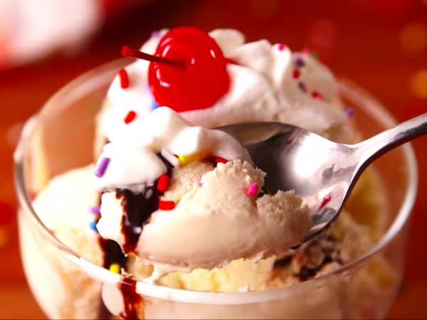 Vous pouvez faire de la crème glacée dans un pot Mason avec quatre ingrédients