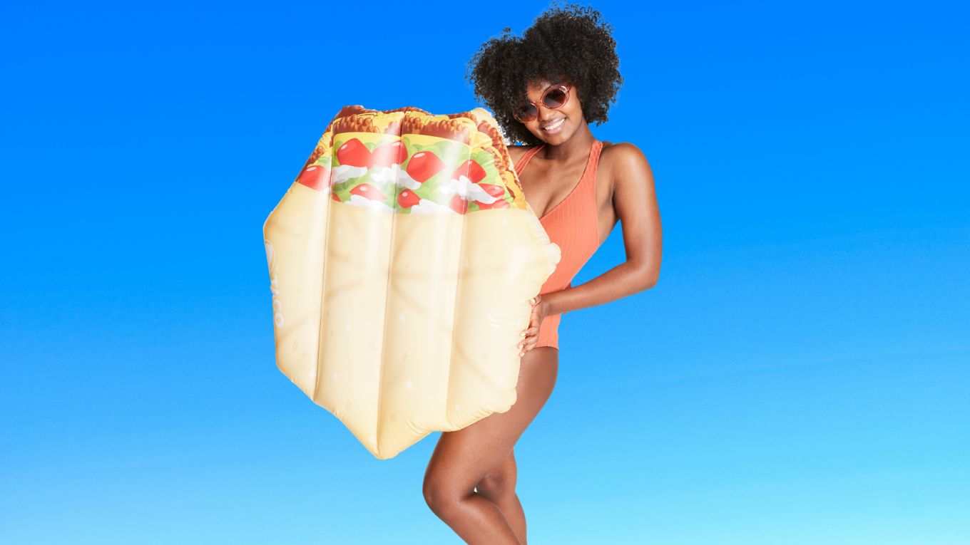 Vous pouvez obtenir un flotteur de piscine Taco Bell Crunchwrap pour 5 $